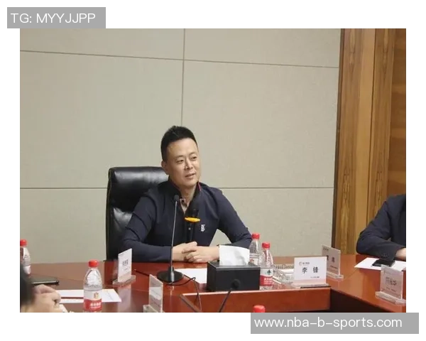 芬奇谈球队困境：团结一致共克时艰的决心与信念